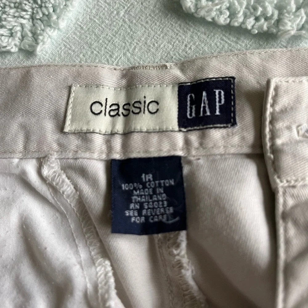 GAP Shorts & Petite Sophisticate - Picture 8 of 9